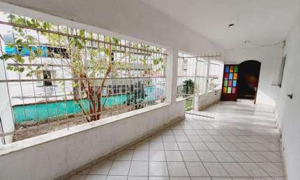 Casa a venda com 7 quartos, 3 banheiros, sala, cozinha, área de serviço, varanda, terraço e quintal