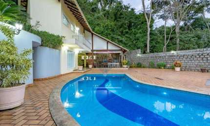 Casa de 650m² à venda em Fradinhos, com área de lazer completa