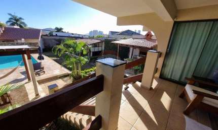 Casa à venda na Ilha do Boi, com 04 quartos, sendo 02 suítes, vista para o mar e belo quintal com lazer