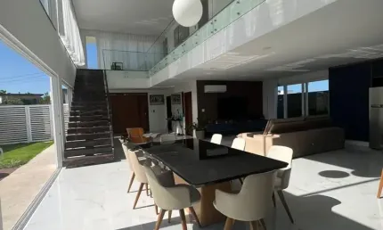 Magnífica residência em condomínio fechado, perfeita para quem busca conforto, lazer e sofisticação.