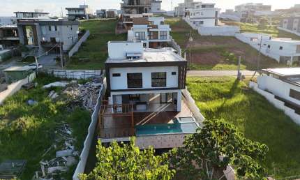Alphaville Litoral Norte III – Casa Triplex com Arquitetura Sofisticada e Alto Padrão de Acabamento