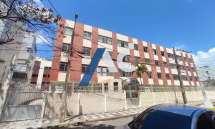 Apartamento 2/4 com 1 suíte no Costa Azul - Excelente localização