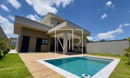 Casa Elegante e alto padrão 03 suítes 04 vagas Condomínio Terivá