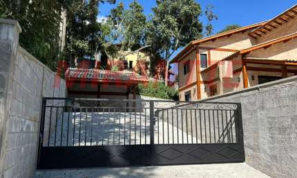 Cond. fechado de 230m² com 4 quartos em PARQUE PETROPOLIS