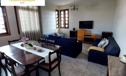 Casa com 3 quartos sendo 1 suite + 2 lojas em lote 384m2. Bairro Caiçara