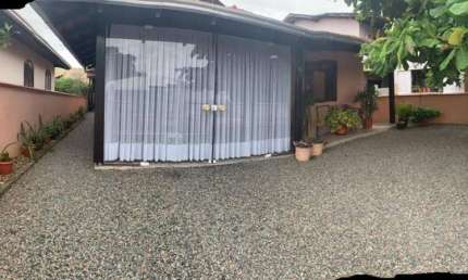 Casa à venda com 3 dormitórios, aprox. 800m da praia, no Centro de Penha-SC. Ref. 160
