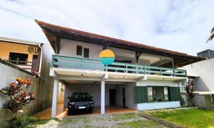 Casa mobiliada com vista para o mar à venda, com 06 dormitórios a apenas 50m da Praia Grande, em Penha, SC! Ref. 417