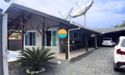 Casa à venda com piscina, com 03 dormitórios sendo 01 suíte, aprox. 1 km da praia de Armação em Penha/SC. Ref. 452