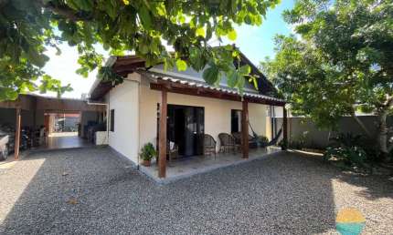 Terreno de 550m² com 2 casas, com possibilidade de renda extra na Praia da Armação em Penha/SC. Ref. 460