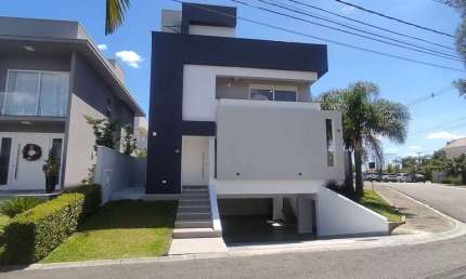 Casa em condomínio com 03 suítes e piscina . CONDOMINIO SANTA CORONA
