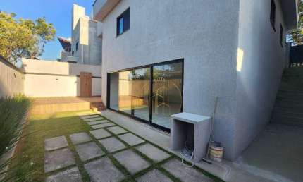 Casa assobradada com 3 suítes, quintal no Condomínio Pinheiro de tremembe