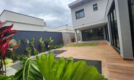 Sobrado com 300m² de área construída no Condomínio Green Park em Taubaté SP