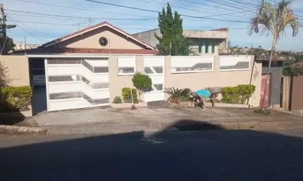 Casa com 3 quartos à venda no Jardim Monsenhor Horta - 2ª Seção, Ibirité  por R$ 780.000