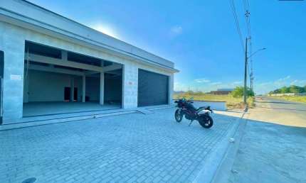 Loja comercial para Locação em rua pública, Sim, Feira de Santana, 1 sala, 1 banheiro, 5 vagas, 132,00 m² construída, 40,00 m² área total.