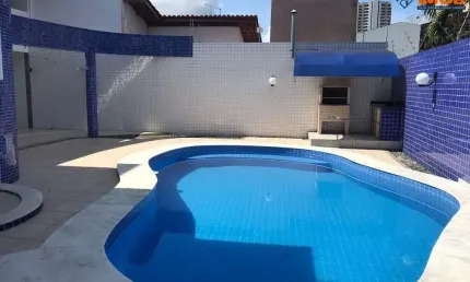 Casa na Santa Mônica, Alto Padrão, 5 Suítes, Varandas, Área Gourmet, Piscina, para Venda, Área Total de 405 m², em Feira de Santana.
