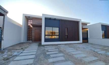 Casa no Sim, pronta para morar, para Locação, 3 Suítes, Garagem para 3 Carros, 4 banheiros, Cond fechado, em Feira de Santana, Área construída 220 m².