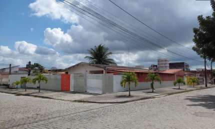 Casa residencial para Venda em rua pública, Parque Getúlio Vargas, Feira de Santana, 2 Quartos, 1 suíte, 2 salas, 1 banheiro, 2 vagas