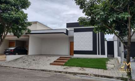 Casa em Condomínio / 3 Quartos ( 1 Suíte ) / 3 Banheiros / 300m² / 4 vagas