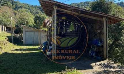 RARIDADE ! ÁREA ESCRITURADA DE 46.000 M² COM PASTO FORMADO, GALPÃO, NASCENTE E MUITAS BENFEITORIAS! AR00061