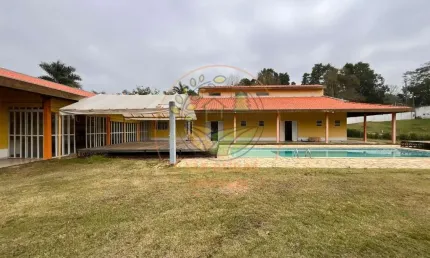 BELÍSSIMA CHÁCARA ESCRITURADA EM CONDOMINIO FECHADO, COM PISCINA, POMAR E RIO! CH00057