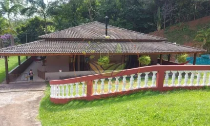 OPORTUNIDADE! MARAVILHOSA CHÁCARA COM LAGO E PISCINA EM MONTEIRO LOBATO - SP CH00299