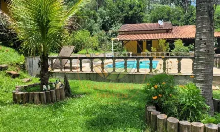 Chácara com piscina e 3 casas em jambeiro - ch00349