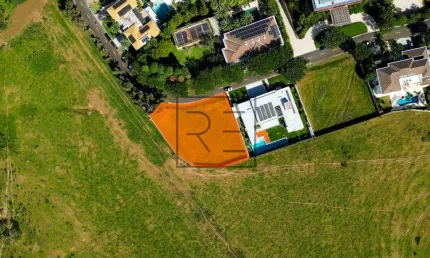 Terreno com excelente topografia em condomínio fechado no bairro gramado