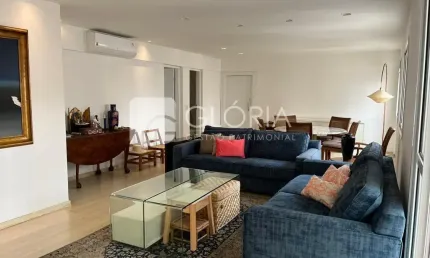 Lindo apartamento reformado em Moema com 3 suítes,  sala ampla e despensa