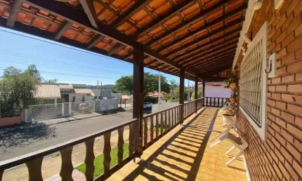 Casa à Venda em Águas de São Pedro, SP – 3 Quartos, Área Social Completa com Piscina e Churrasqueir