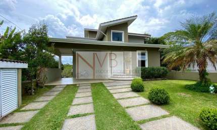 MODERNA E ACONCHEGANTE CASA COM 322m²  EM VARGEM GRANDE PAULISTA - PORTEIRA FECHADA