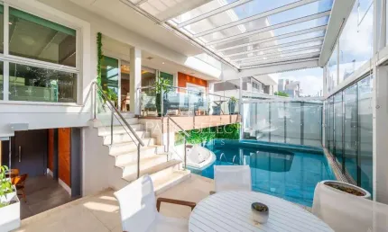 Residência impecável, condomínio fechado com piscina privativa - Uberaba