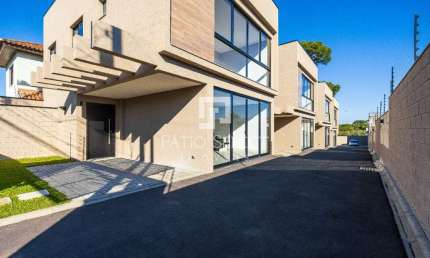 Sobrado com 115 m², 3 quartos sendo 1 suíte à venda no bairro Santa Felicidade.