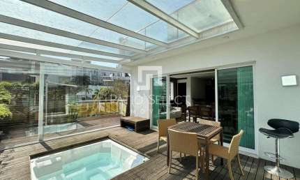 Casa luxuosa, localizada no Campo Comprido, com área total de 695m², 04 Suítes, 04 Vagas, em Condomínio fechado.