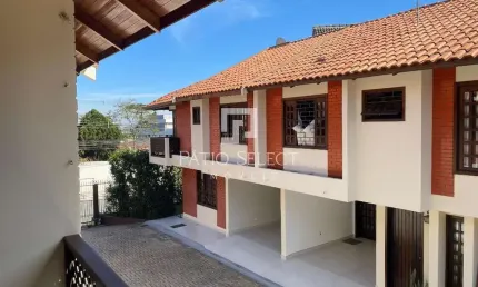 Sobrado em condomínio com 123 m², 03 quartos sendo 01 suíte para alugar no bairro santa quiteria.