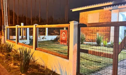 Linda casa 2 dormitórios no village em capão novo, ótima localização