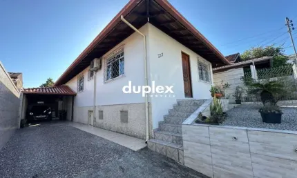 CASA 4 DORMITÓRIOS SENDO 1 SUÍTE, EDÍCULA COM CHURRASQUEIRA, QUINTAL E VAGA 5 CARROS