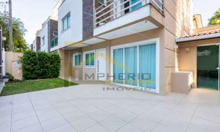 Imperdível residência à venda em Curitiba-PR, no bairro Portão: 3 quartos, 1 suíte, 3 salas, 3 banheiros, 4 vagas e 195,59 m² de área.