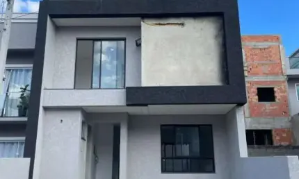 Imperdível sobrado em condomínio à venda em Curitiba-PR, no bairro Pinheirinho: 3 quartos, 1 suíte, 1 sala, 2 banheiros, 2 vagas de garagem, 175m².