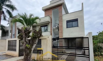 Imperdível oportunidade de investimento: Casa à venda em Curitiba-PR, Uberaba. 3 quartos, 3 suítes, 3 salas, 1 banheiro, 2 vagas de garagem. 160m².