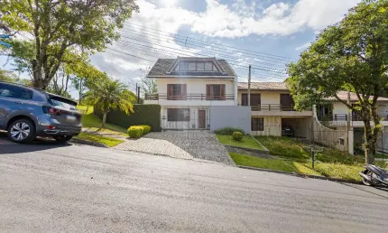 Lindo sobrado confortável e espaçoso no Pilarzinho!