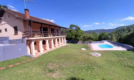Sítio com ampla casa e piscina a venda em Picada Café na Serra Gaúcha