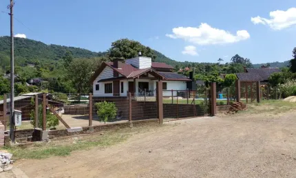 Ampla casa com 3 quartos e piscina a venda em Picada Café na Serra Gaúcha