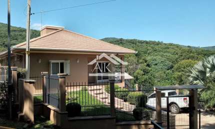 Casa com quiosque, piscina e linda vista a venda em Morro Reuter na Serra Gaúcha