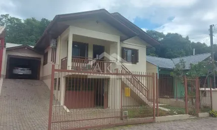 Excelente casa com piscina à venda em Picada Café na Serra Gaúcha