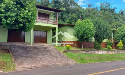 Duas casas em amplo terreno à venda em Picada Café, na Serra Gaúcha.
