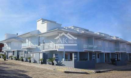 Sobrados novos com dois quartos em ótima localização à venda em Feliz-RS.