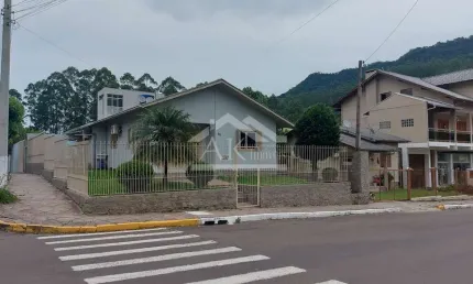 Casa em terreno de esquina, na cidade de Picada Café na Serra Gaúcha