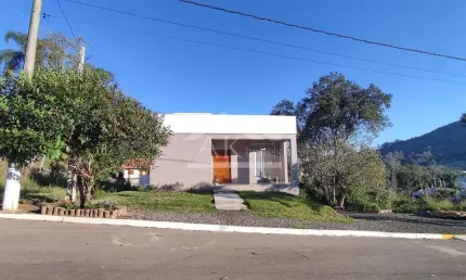 Casa com 1 suíte e com excelente localização, à venda em Picada Café, na Serra Gaúcha