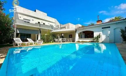 Casa em condomínio fechado com 4 suítes - Área de lazer com piscina e churrasqueira - 4 vagas - Jardim Acapulco - Guarujá/SP.