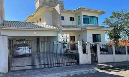 LINDA CASA - situada em lugar alto , no centro de Barra Velha . Com vista panorâmica para cidade, lagoa e mar.